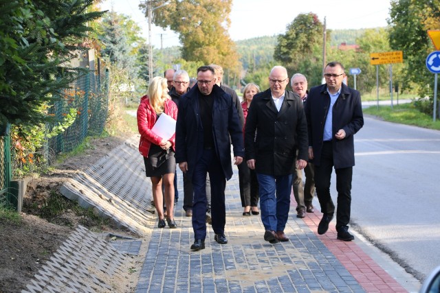 6 października w czwartek w gminie Małogoszcz dokonano odbioru dwóch zadań w wyniku których wybudowano nowe chodniki w Ludwinowie i Leśnicy. Więcej na kolejnych zdjęciach.