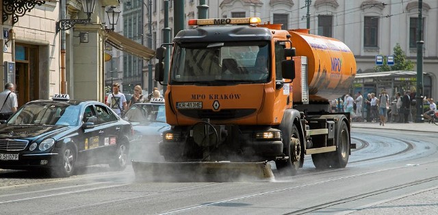 Upały dają się we znaki także szynom tramwajowym. Aby nie wyskakiwały są często polewane wodą.