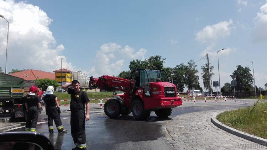 Kolizja na rondzie w Praszce. Rolnik zgubił trzy zbiorniki.