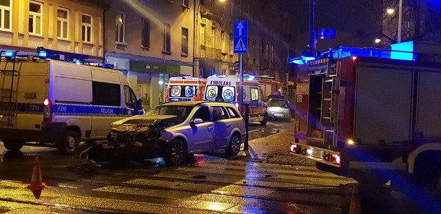 Trzy osoby zostały ranne w wyniku wypadku, do którego doszło w nocy z czwartku na piątek w centrum Łodzi. Czytaj więcej i zobacz zdjęcia na nastepnych kartach