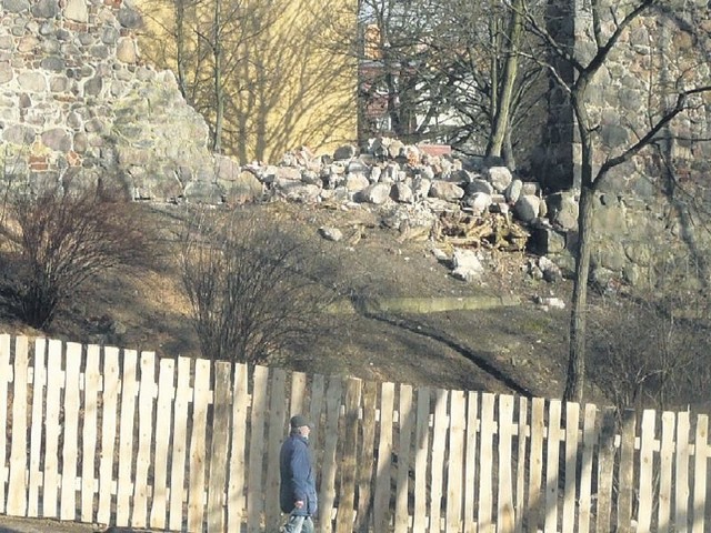 Fragment zniszczonych murów obronnych. Widok od strony parku.