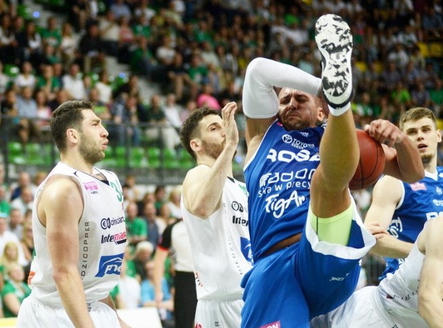 W sobotę o godzinie 20:00 w hali CRS odbyło się drugie finałowe starcie Tauron Basket Ligi. Stelmet BC Zielona Góra pewnie pokonał - Rosę Radom 70:51. Jest 2:0 w finale! Gramy do czterech zwycięstw. Kolejne dwa mecze w Radomiu.