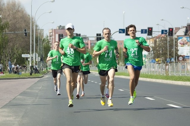 Damian Noga (z lewej) był drugi w biegu w Tarnobrzegu.