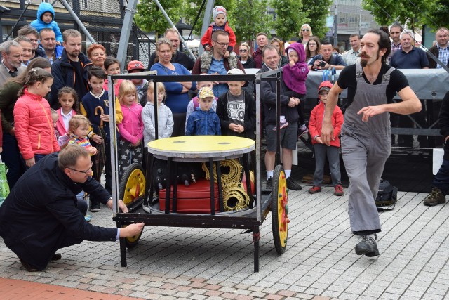 W Katowicach Rynek opanowali sztukmistrze, żonglerzy, tancerze ognia z całego świata. Impreza zaplanowana jest do nocy.Zaplanowano występy akrobatów, żonglerów, tancerzy ognia, teatrów ulicznych. Udział we wszystkich wydarzeniach jest wolny. Co ważne w tym roku inwazja odbędzie się w rejonie Sztucznej Rawy i palm.