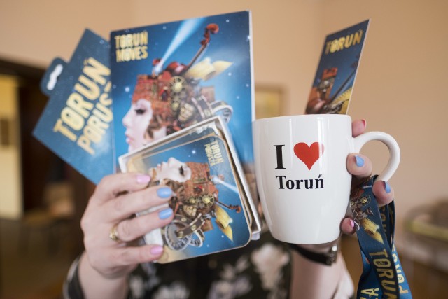 Toruń reklamuje się w kampaniach „I love Toruń” i „Toruń porusza”. Gadżety nie są jednak dostępne w sprzedaży.