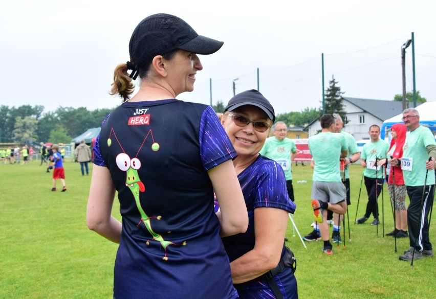 Mistrzostwa Podkarpacia 2022 w Nordic Walking. Ponad dwustu zawodników rywalizowało na trasach w Nowej Dębie. Zobacz zdjęcia ze zmagań! 