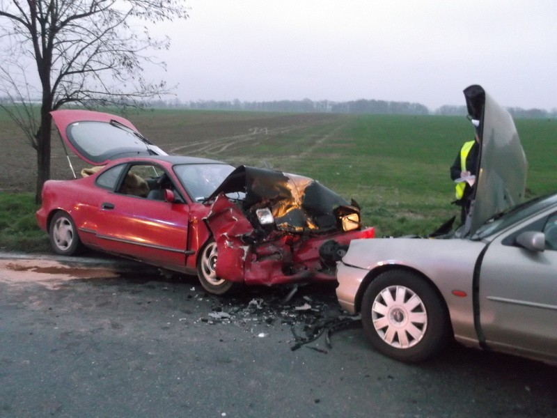 Wypadek pod Gniechowicami. 4 osoby ranne po czołowym zderzeniu (ZDJĘCIA)