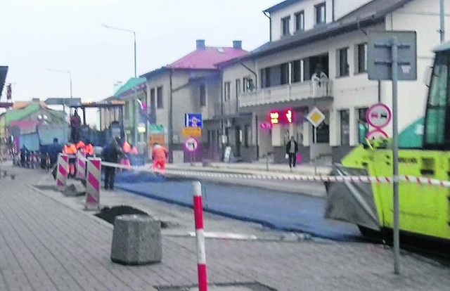 Obecnie drogowcy z kieleckiej firmy Trakt wylewają nową nawierzchnię drogi krajowej numer 79 w centrum Lipska.