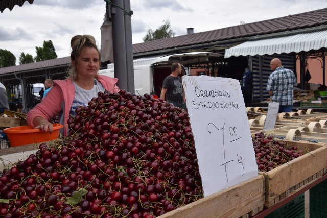 Pani Aneta na nowosolskim targowisku zachęca do kupowania czereśni.Na nowosolskim targowisku od producentów i sprzedawców owoców można usłyszeć, że taniej już nie będzie. – Klienci kupują na razie tyle owoców co do zjedzenia. Z zakupami na przetwory jeszcze się wstrzymują, a tymczasem ceny nie spadną – mówi pani Iwona z Nowej Soli. – Czereśni jest mniej, porzeczki też i klientów jest mniej.Kupujących nie ma wielu, ale nie wszyscy odpuszczają sobie zakupy. – Potrzebujemy świeżych warzyw i owoców, mają witaminy. Dzięki temu uśmiechamy się. Dodają nam energii. Mamy już mięsa dosyć. A maliny czy czereśnie są wspaniałe, słodkie i dobre. Warto je jeść – poleca pani Dorota, która na zakupy przyjechała z Kożuchowa.Owoców jest zdecydowanie mniej o tej porze niż zwykle. Szybko dojrzewają, są droższe i szybciej się skończą – mówi pani Aneta.Kilogram wiśni, które dopiero się zaczynają, kosztuje 10 zł. Czereśnie zależnie od odmiany są od 7 do 13 zł.ZOBACZ jakie ceny warzyw były jeszcze w lutym na targowisku w Nowej Soli:JAKIE SĄ CENY WARZYW NA NOWOSOLSKIM TARGOWISKU? PO ILE ZIEMNIAKI, PIETRUSZKA, MARCHEWKA? TANIEJ NIŻ W MARKETACH;nfPo ile były warzywa w maju w Nowej Soli?Ceny na targowisku w Nowej Soli, 10 maja 2019 r.;nf