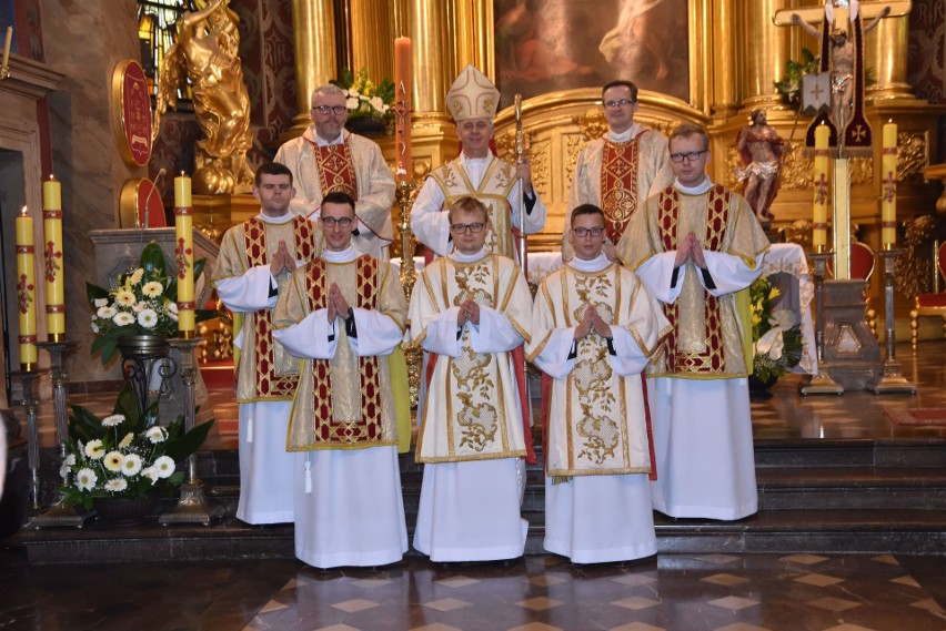 Święcenia diakonatu w Bazylice Katedralnej w Kielcach. Mszę odprawił biskup Jan Piotrowski. Była najbliższa rodzina alumnów [DUŻO ZDJĘĆ]