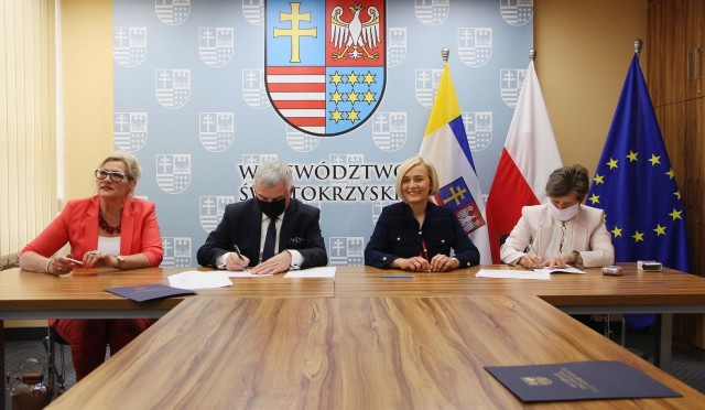 Umowę na dofinansowanie robót podpisali marszałek Andrzej Bętkowski, wicemarszałek Renata Janik oraz prezes Stowarzyszenia Braterskie Serca, Elżbieta Ślewa i wiceprezes Bożena Nawrot.