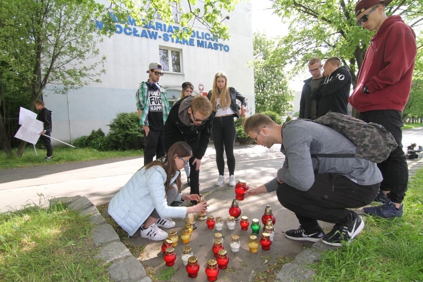 Około 100 osób protestowało pod komisariatem policji Wrocław...