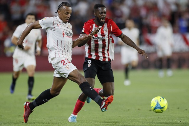 Jules Kounde (z lewej) walczy z zawodnikiem Athletic Bilbao Inakim Williamsem