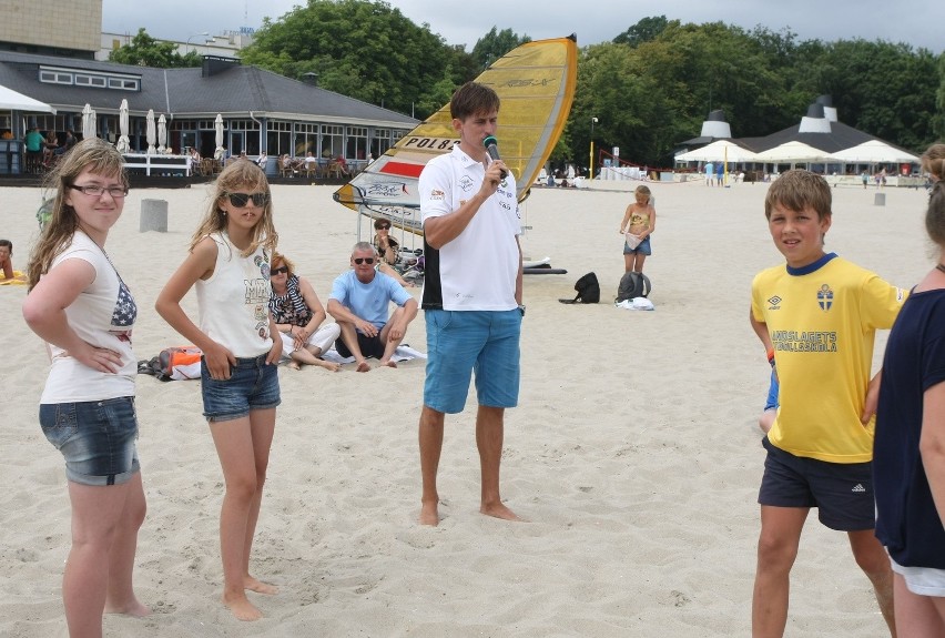 Dzieci w Gdyni trenują z mistrzem windsurfingu Piotrem Myszką [ZDJĘCIA]