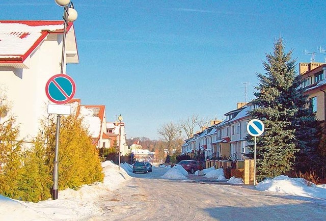 W grudniu na ulicy Kubusia Puchatka postawiono zostały znaki drogowe B-35 (zakaz postoju) z tabliczką -nie dotyczy mieszkańców ul. Kubusia Puchatka, po stronie lewej (nieparzystej) i B-35 bez tabliczki, po stronie prawej.