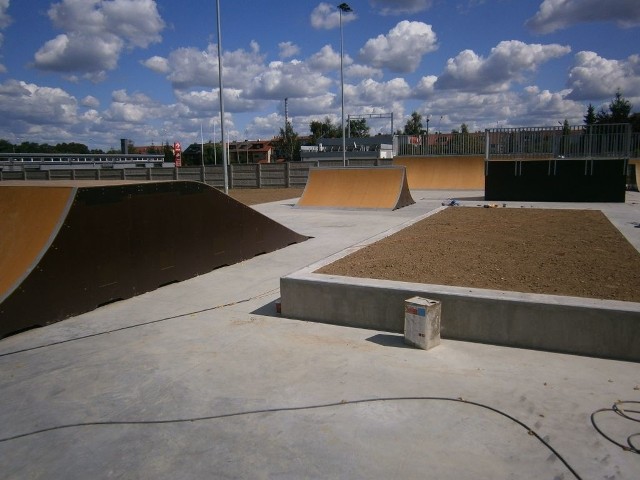 Głogowski skatepark, pomimo że z zewnątrz wygląda na gotowy wciąż stoi pusty.