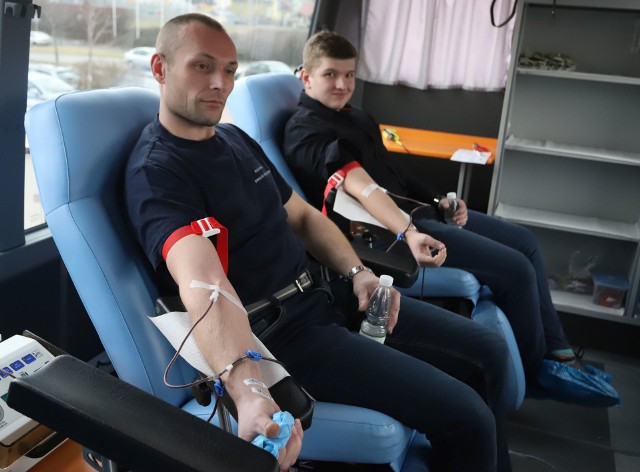 - Oddaję krew od 23 lat. Oddałem już 49,5 litra krwi - mówił pan Marcin, który oddawał krew przy Centrum Handlowym M1.