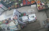 Toruń. Zuchwały złodziej ze sklepu przy ulicy Kraszewskiego został zatrzymany. Pomogła publikacja filmu. Postawiono mu 36 zarzutów