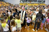 3 tysiące pierwszaków z całego województwa przyjechało do Kielc. Biskup Marian Florczyk poświęcił im tornistry i przybory szkolne. Zdjęcia