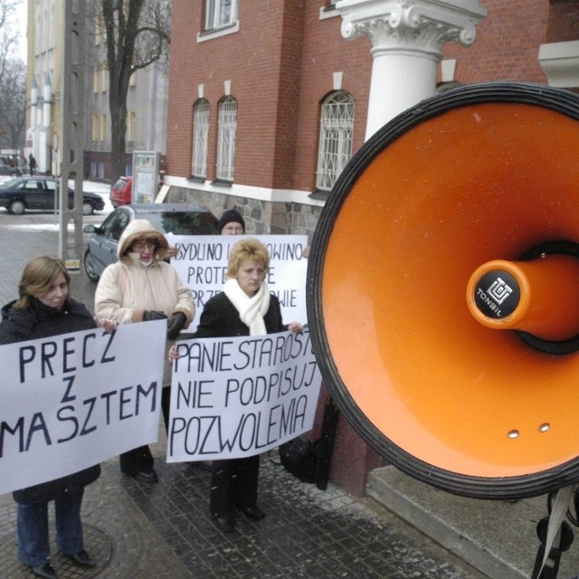 Protest przed słupskim starostwem przeciwko budowie masztu w Bydlinie w 2006 roku.