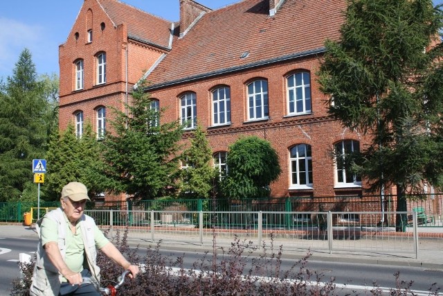 Dwa miesiące temu z dachu oderwało się kilka dachówek. Na szczęście nie spadły nikomu na głowę. Już wiadomo, trzeba koniecznie wyremontować ten dach. Kiedy? W przyszłym roku