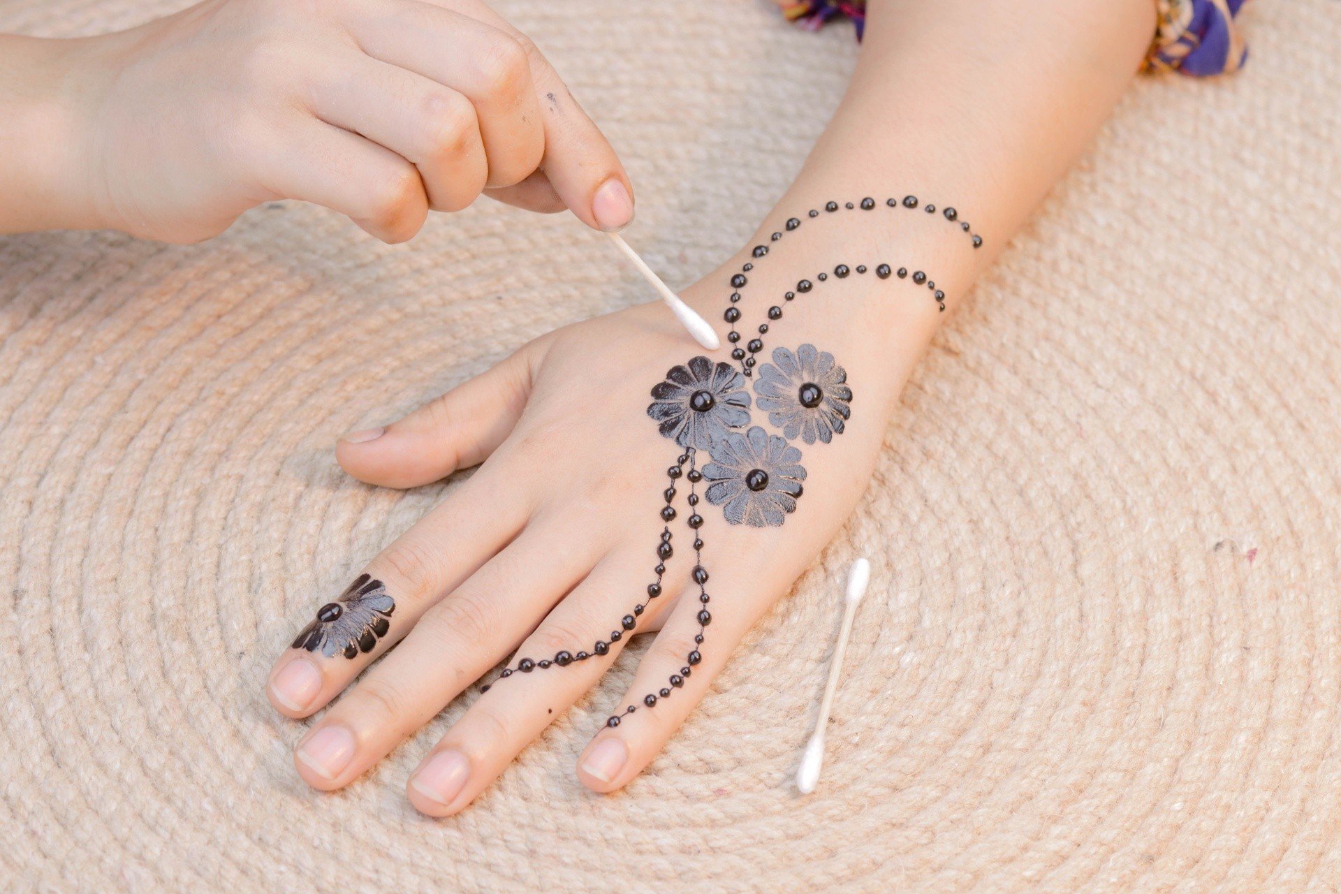 Tatuaże z henny – naturalna ozdoba skóry czy zagrożenie dla zdrowia? Jak  zrobić tymczasowy tatuaż na dłoniach i jaka henna jest bezpieczna? | Strona  Zdrowia