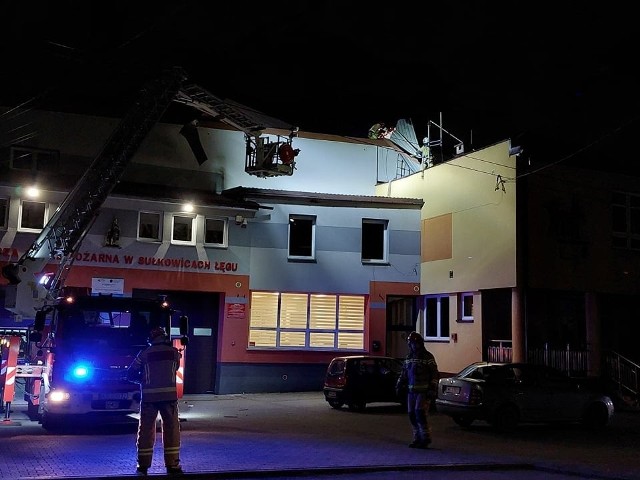 Minionej nocy silny wiatr uszkodził dach m.in. na Wiejskim Domu Kultury w Łęgu-Sułkowicach (gm. Andrychów)