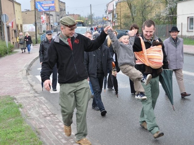 Staś Staszewski ze Skarżyska tryskał radością podczas trzeciomajowego marszu ulicą Legionów. Z prawej jego tata Tomasz, który w nosidełku trzymał młodszego synka, 2-miesięcznego Antosia.