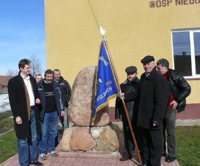 Obelisk stanął tuż przy murze remizy - tutaj 30 maja odbędą się uroczystości organizowane przez powołany w Niegosławicach komitet organizacyjny.