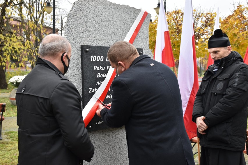 Przecięcia wstęgi dokonują, od lewej: burmistrz Osieka Rafał...