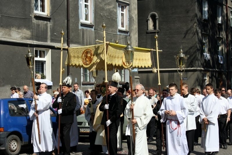 Boże Ciało 2014 w Zabrzu: procesja z kościoła św.Anny w...