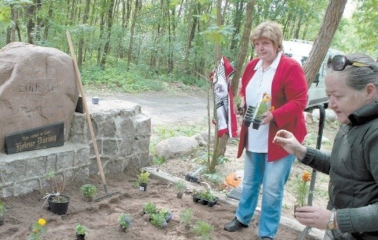 Polacy i Niemcy na cmentarzu w Krępie.