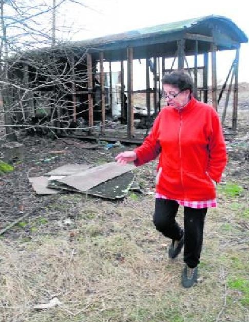 Gmina zabrała się na porządkowanie działki, na której przez lata mieszkał bezdomny.