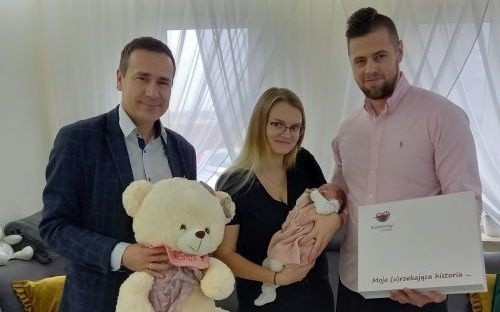 Oliwię i jej rodziców odwiedził Adam Bolek, burmistrz Białobrzegów.