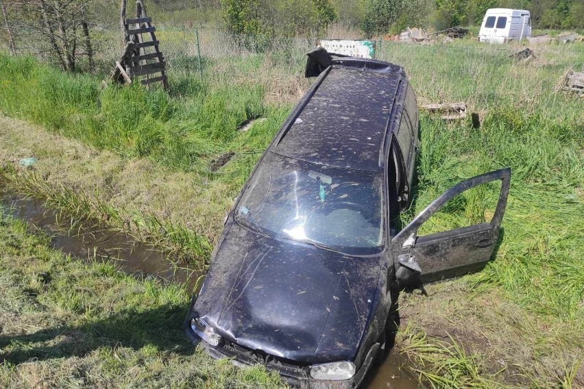 Wypadek w Osieku. Auto dachowało na drodze krajowej numer 79. Jedna osoba ranna