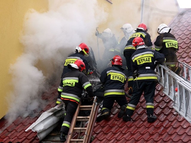 Pozar w centrum TarnobrzegaPlomienie zauwazono okolo godziny 12.30, gesty dym wydostawal sie przez szczeliny w blaszanym dachu. W budynku tym - przy ulicy Kościuszki, mieści sie firma handlowo-uslugowa, specjalizująca sie w technikach antywlamaniowych.