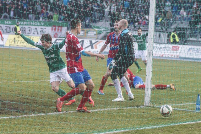 90 minuta meczu, Radomiak - Raków. Piłka w siatce częstochowskiej drużyny, a Krystian Puton cieszy się ze strzelonego gola.