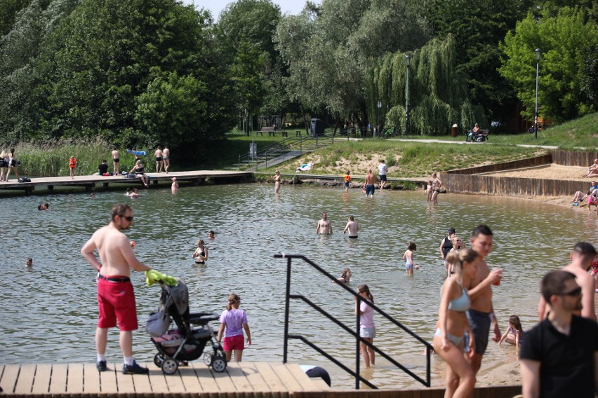 Opalanie, kąpiel, kajaki. W sobotę krakowskie Bagry są oblegane jak co weekend