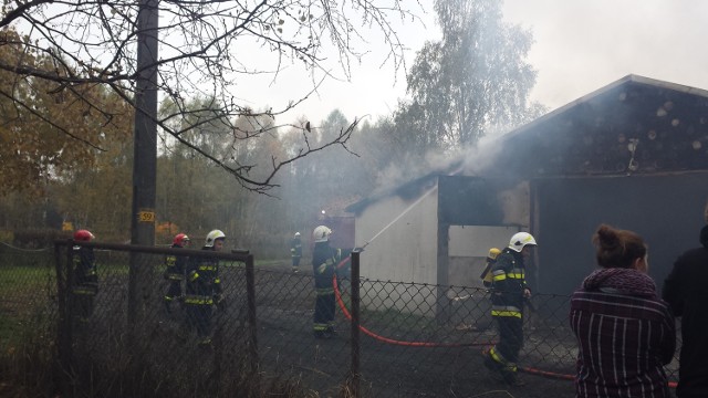 Z ogniem walczyło 13 zastępów strażaków.