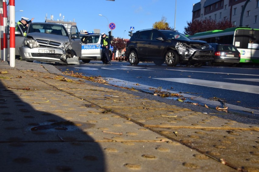 Wypadek przy ulicy Sienkiewicza. Kolizja toyoty i opla