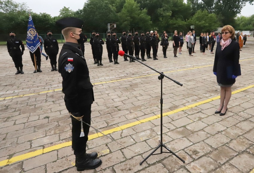 Absolwenci Zakładu Doskonalenia Zawodowego w Radomiu ukończyli klasę policyjną. Odebrali stosowne certyfikaty [DUŻO ZDJĘĆ]