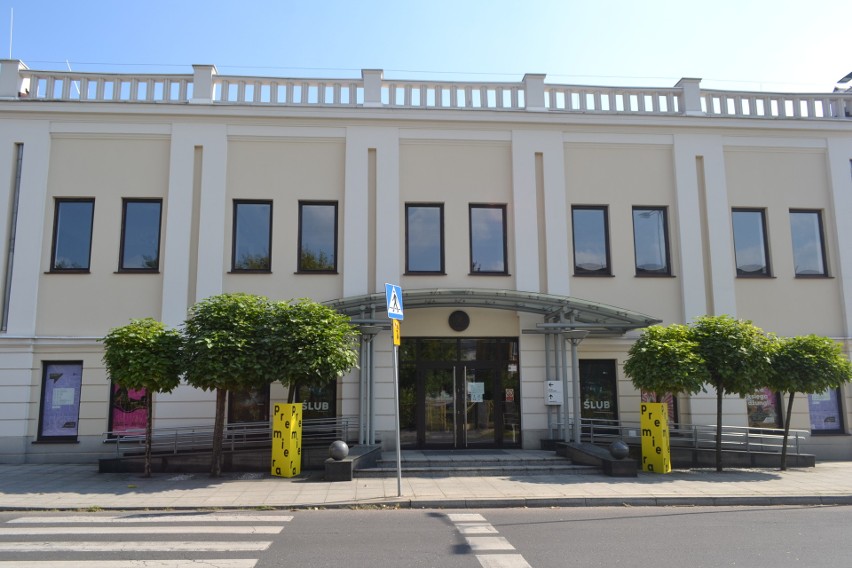 Niegaleria znajduje się na górnym foyer Teatru Zagłębia w...