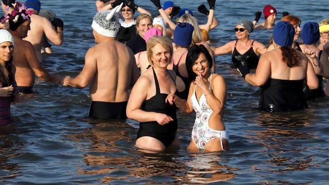 W niedzielne południe morsy w Mielnie oficjalnie rozpoczęły sezon. Do wody weszło ponad 100 uczestników zabawy.