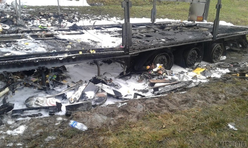 Pożar ciężarówki z naczepą na autostradzie A4 pod Brzegiem. Zestaw doszczętnie spłonął