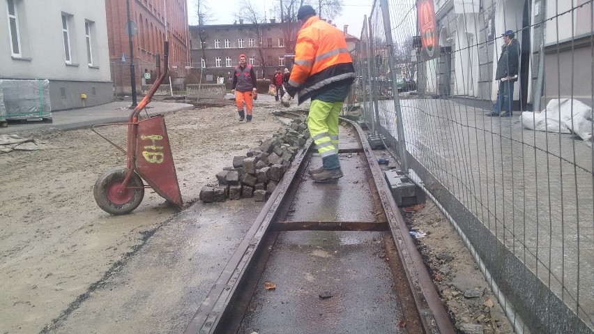 Montaż zabytkowych torów tramwajowych na ulicy Górnych Wałów...