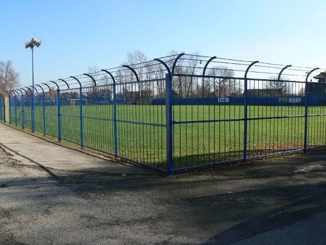 Od kilkunastu dni na gminnych obiektach sportowych w Gorzycach obowiązują nowe, zasady korzystania z boiska. 