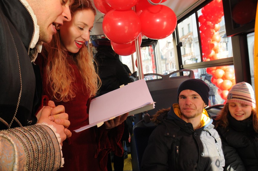 Zakochany autobus na Rynku Głównym w Krakowie [ZDJĘCIA]