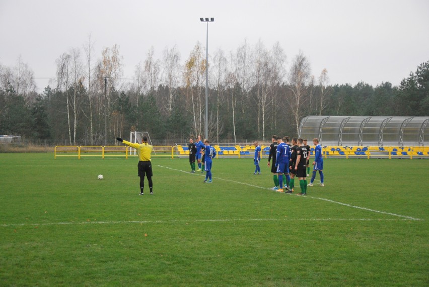 Sokół Sieniawa (niebieskie stroje) z dalekiego wyjazdu...