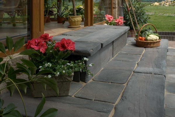 Elementy betonowe w ogrodzieBetonowymi płytami imitującymi drewno można na przykład wyłożyć schody prowadzące z domu do ogrodu.