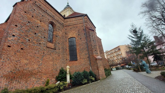 Kiedy myślimy o najstarszych budowlach Zielonej G&oacute;ry na myśl przychodzą nam pozostałości po murach obronnych, Wieża Głodowa... a tymczasem wśr&oacute;d tych obiekt&oacute;w są wyglądające na wsp&oacute;łczesne domy i kamienice. Warto poznać najstarsze obiekty. Nie wszystkie są odpowiednio zadbane i wyeksponowane. A szkoda... bo to przecież nasze wizyt&oacute;wki i atrakcje. Przeklikując kolejne zdjęcia i czytając podpisy pod nimi dowiesz się, jak stare są obiekty w naszym mieście. Ciekawe, czy coś Cię zaskoczy?! 1. Konkatedra pw. św. Jadwigi ŚląskiejTo najstarszy zabytek Zielonej G&oacute;ry ufundowany został w drugiej połowy  XIII wieku przez księcia Konrada I głogowskiego pod wezwaniem św. Jadwigi ( babki fundatora). Kości&oacute;ł ukończony został w 1294 przez Henryka III głogowskiego, syna Konrada. Co ciekawe,  fundator został pochowany w świątyni. W 1419 roku pożar zniszczył kości&oacute;ł, został on odbudowany. Powstała ceglana świątynia, kt&oacute;rej konstrukcje możemy oglądać do dziś. Kości&oacute;ł &ndash; dziś konkatedra &ndash; płonął jeszcze kilkakrotnie i był odbudowywany. Warto dodać, że w 1966 roku niedzielną mszę św. odprawił w kościele św. Jadwigi metropolita krakowski abp Karol Wojtyła, przyszły papież i święty Jan Paweł II. WIDEO: Najstarsze obiekty w Zielonej G&oacute;rze&lt;script async defer class=&quot;XlinkEmbedScript&quot;  data-width=&quot;1280&quot; data-height=&quot;720&quot; data-url=&quot;//get.x-link.pl/098f2605-378e-e93e-d2da-062f51ce080c,cc8c5468-abde-6a70-1cca-706d7c696f71,embed.html&quot; type=&quot;application/javascript&quot; src=&quot;//prodxnews1blob.blob.core.windows.net/cdn/js/xlink-i.js?v1&quot; &gt;&lt;/script&gt;